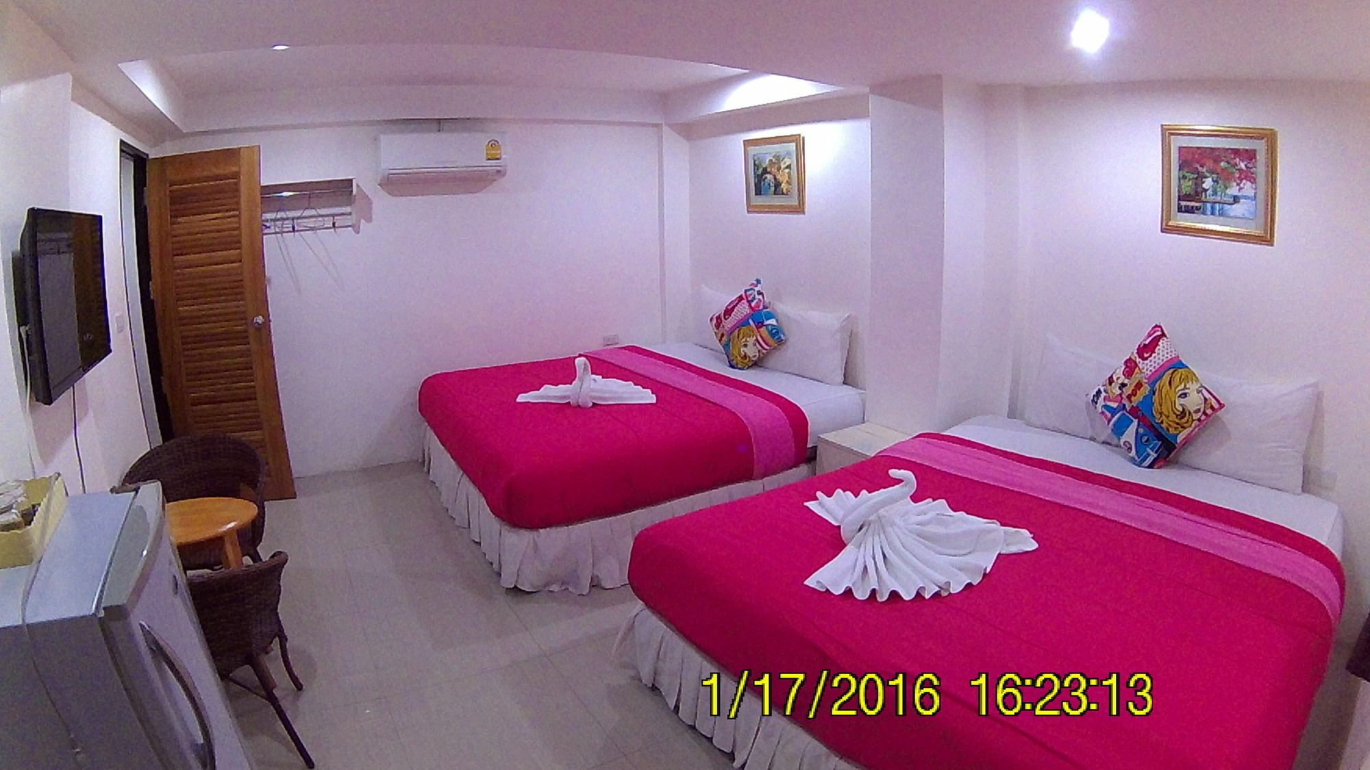Bird Hotel Chonburi Buitenkant foto