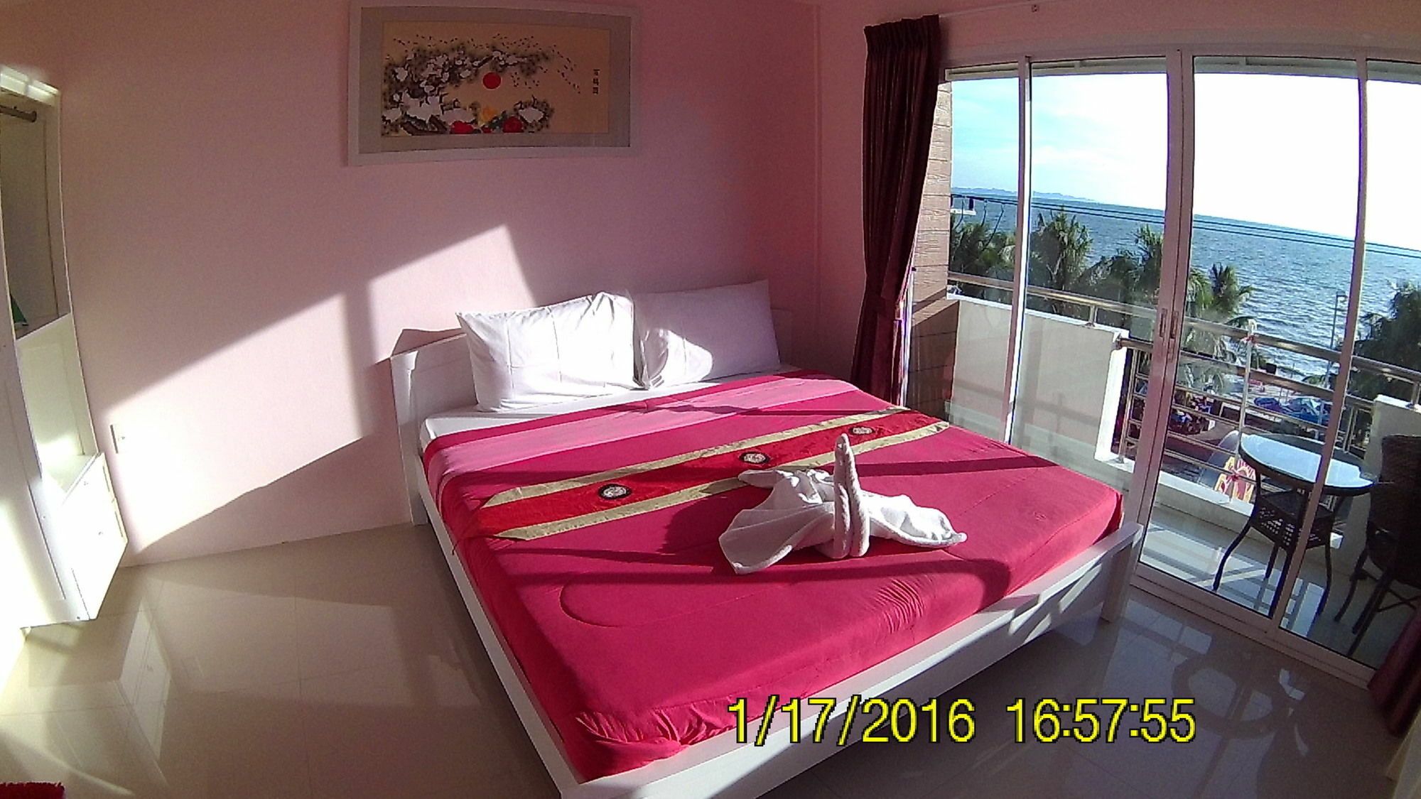 Bird Hotel Chonburi Buitenkant foto